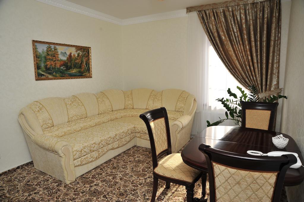 Slava Hotel Zaporizhia Room photo
